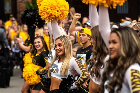 Iowa Cheerleader Goes Viral For Wardrobe Malfunction During。